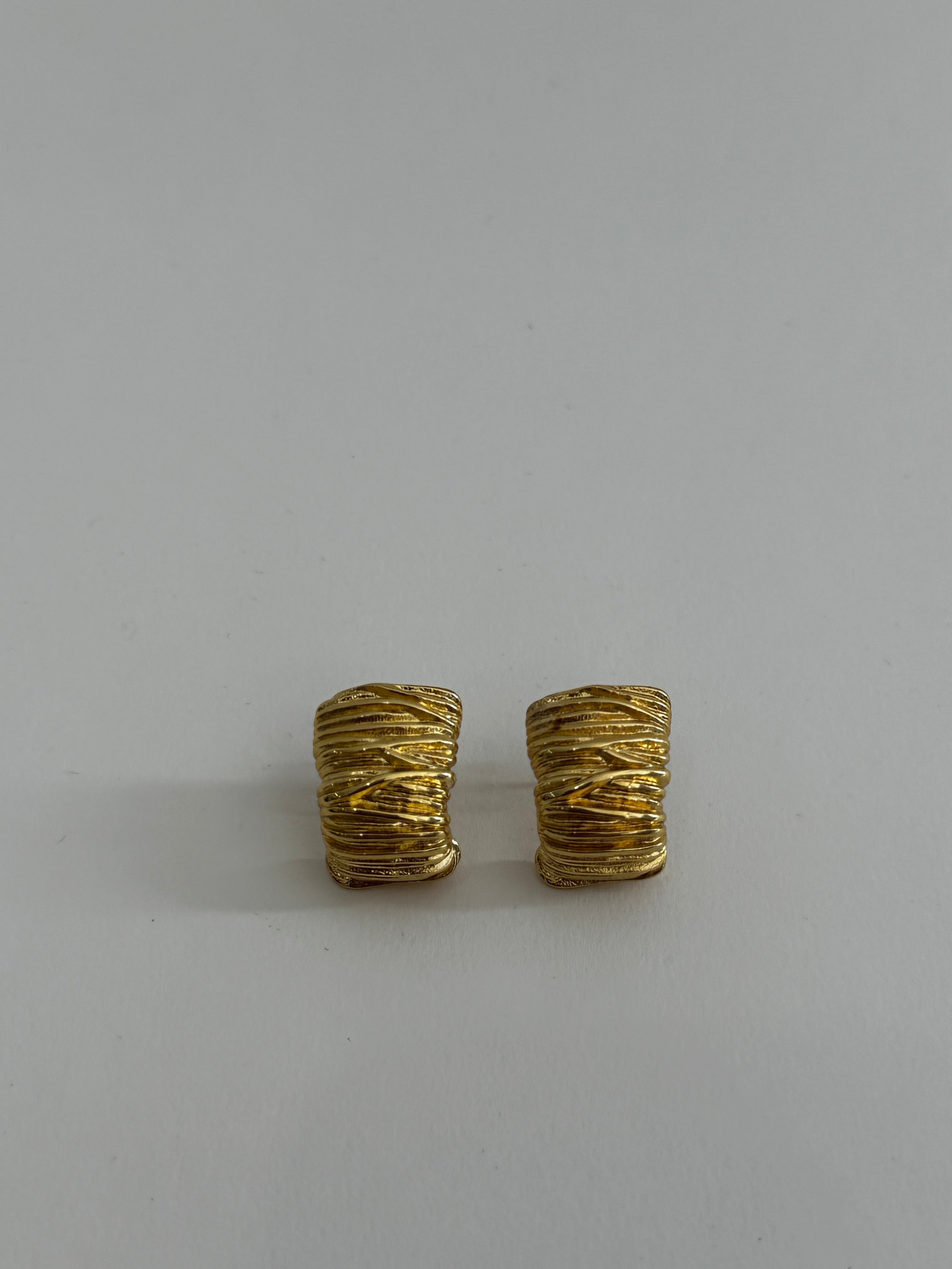 RUGI STUD EARRINGS